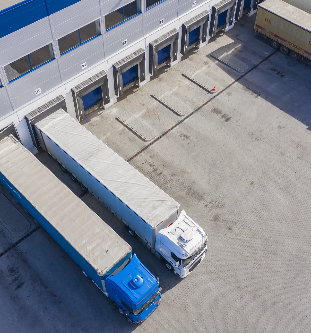 Deux camions à quais vue de haut